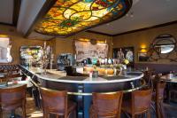 um bar num restaurante com um tecto de vitrais em Hotel Grupello em Geraardsbergen