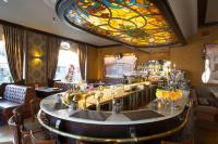 um restaurante com um bar com um tecto de vitrais em Hotel Grupello em Geraardsbergen