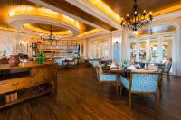 Un comedor con mesas y sillas en un restaurante. en Rocks Hotel, en Macau