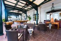 un restaurante con mesas, sillas y un piano en Rocks Hotel, en Macau