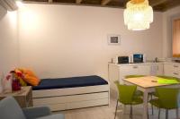A bed or beds in a room at CaseOspitali - Caramelli, bilocale per 3 in corte in centro storico