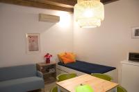 A seating area at CaseOspitali - Caramelli, bilocale per 3 in corte in centro storico