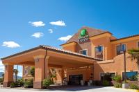 Un hotel con un cartel encima en Holiday Inn Express Kingman by IHG, en Kingman