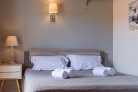 Posteľ alebo postele v izbe v ubytovaní Venetian era - Doukades center loft apt