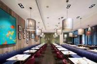 Un comedor con mesas largas y sillas rojas. en Radisson Blu Royal Hotel Dublin, en Dublín