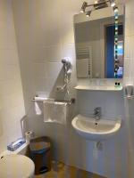 A bathroom at Aurora Panzió