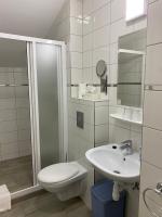 A bathroom at Aurora Panzió