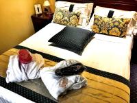 A bed or beds in a room at Hotel Villa Savoia