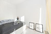 Posteľ alebo postele v izbe v ubytovaní SuperApart Rydygiera, Pet-friendly with Patio & Self Check-in
