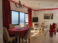 Televízia a/alebo spoločenská miestnosť v ubytovaní Apartamentos Mediterraneo