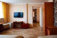 Televízia a/alebo spoločenská miestnosť v ubytovaní Hotel Livia