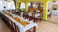 Reštaurácia alebo iné gastronomické zariadenie v ubytovaní Hotel Livia