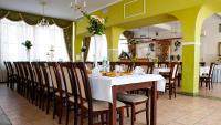 Reštaurácia alebo iné gastronomické zariadenie v ubytovaní Hotel Livia