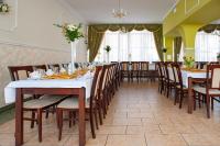 Reštaurácia alebo iné gastronomické zariadenie v ubytovaní Hotel Livia