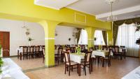 Reštaurácia alebo iné gastronomické zariadenie v ubytovaní Hotel Livia