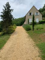 a dirt road leading to a house at Gîte chez le Gaulois in Carsac-Aillac