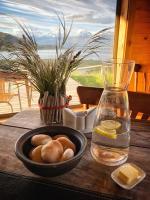 El Arrayan في بويرتو غوادال: طاولة عليها وعاء من الفطر ومزهرية زجاجية