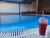 Bazén v ubytování Wellness Hotel Fridrich nebo v jeho okolí