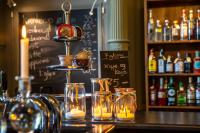 bar z blatem i okularami w obiekcie Fuglsang Herregaard Hotel w mieście Nykøbing Falster