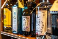 grupa butelek wina siedzących na półce w obiekcie Fuglsang Herregaard Hotel w mieście Nykøbing Falster