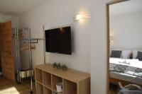Televízia a/alebo spoločenská miestnosť v ubytovaní Sprungschanze Haus