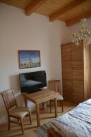 Televízia a/alebo spoločenská miestnosť v ubytovaní Privatzimmer Marina