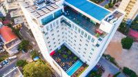 Una vista aérea de un edificio blanco con mucha gente en Onomo Hotel Dar es Salaam, en Dar es Salaam