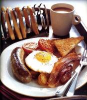 Un plato de desayuno con huevos, tocino y tostadas. en The Mill House Hotel, en Buckie