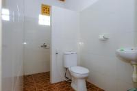 Kuta Circle Homestayにあるバスルーム