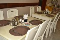 un tavolo da pranzo con sedie e un angolo cottura con asterisco. di Sunset Vista Hotel a Kigoma