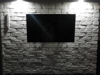 Televízia a/alebo spoločenská miestnosť v ubytovaní Hostel Orange Plus