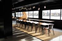 Un comedor con una mesa y sillas sobre una alfombra. en Good Hotel London, en Londres