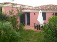 A garden outside LENTISCHIO villetta vista mare a 250 metri dalla spiaggia con ARIA CONDIZIONATA