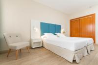 Postel nebo postele na pokoji v ubytování Hotel Castilla Alicante