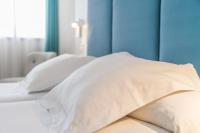 Postel nebo postele na pokoji v ubytování Hotel Castilla Alicante