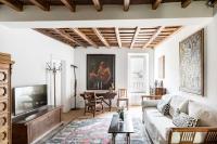 A television and/or entertainment centre at Classic and chic apartments in Trastevere
