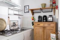 A kitchen or kitchenette at Classic and chic apartments in Trastevere