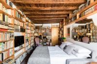 The library in Az apartmant