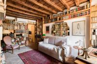 A seating area at Classic and chic apartments in Trastevere