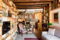 The library in Az apartmant
