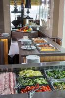 ein Buffet mit vielen verschiedenen Speisen in der Unterkunft Holiday Beach Budapest Hotel in Budapest