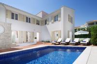 Bazén v ubytování Villa Sylvia by HMZ Villas nebo v jeho okolí