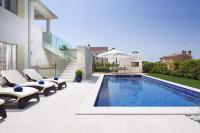 Bazén v ubytovaní Villa Melita by HMZ Villas alebo v jeho blízkosti