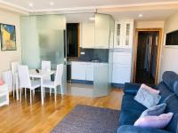 A kitchen or kitchenette at Apartamento con piscina y terraza al lado de la playa