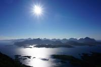 vistas a un lago con el sol en el cielo en Knut Ellingsen, en Reine