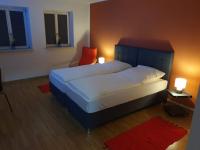Un dormitorio con una cama grande con dos lámparas. en White Pearl Hostel 2, en Núremberg