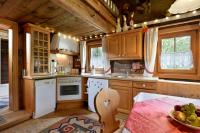 Kuchnia lub aneks kuchenny w obiekcie Apartment Landhaus Mühlau in Tirol