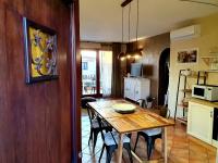 A kitchen or kitchenette at Spazioso appartamento con terrazza a due passi dal centro