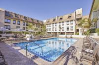una gran piscina con sillas y edificios en Riu Plaza Fisherman&#39;s Wharf, en San Francisco