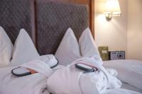 A bed or beds in a room at Hotel Dosses